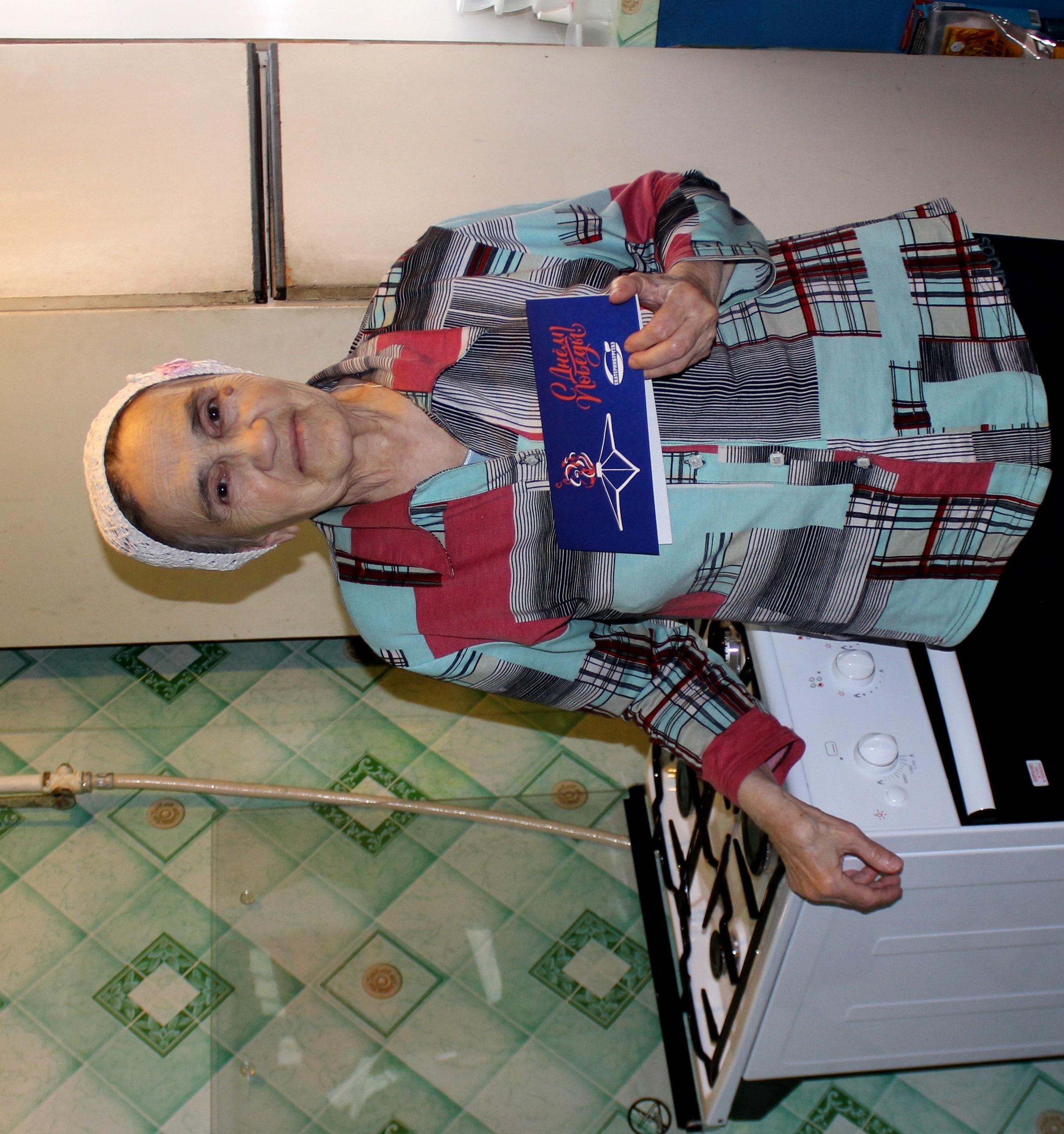 «Екатеринбурггаз» ко Дню Победы подарил пенсионерам газовые плиты