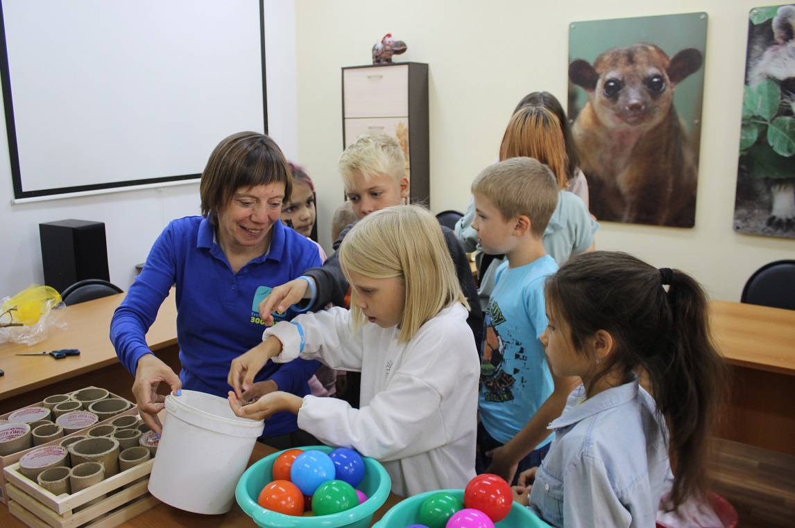 Дети газовиков подарили обитателям Екатеринбургского зоопарка съедобные игрушки