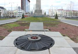 Вечный огонь в Екатеринбурге защитили от мусора